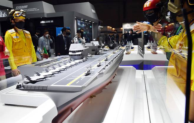 2021 부산국제조선해양대제전이 개막한 지난 6월 9일 부산 벡스코 제1전시장 내 대우조선해양 부스를 찾은 관람객들이 해군이 추진 중인 경항공모함 모형을 구경하고 있다. 뉴시스