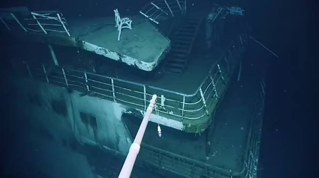 대형 오징어인 보라등날오징어가 목격된 수심 850m 지점의 난파선과 그 주위를 헤엄치는 오징어의 모습. 동영상 캡쳐