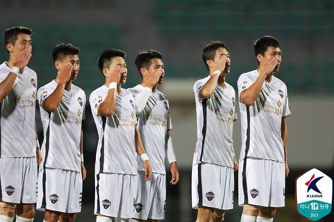 박동진(오른쪽에서 두 번째)의 선제골에 거수경례하는 상무 선수들 [한국프로축구연맹 제공. 재판매 및 DB 금지]