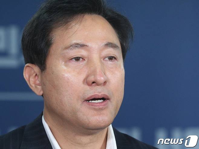 국민의힘 서울시장 후보로 선출된 오세훈 후보(당시)가 서울 여의도 국민의힘 중앙당사에서 열린 서울·부산시장 후보 경선 결과 발표회에서 후보 수락 연설을 하며 눈시울을 붉히고 있다. 2021.3.4/뉴스1 © News1 신웅수 기자