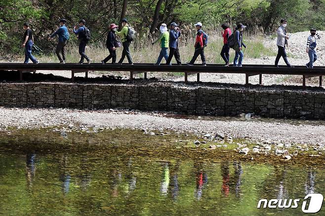 (대전ㆍ충남=뉴스1) 임용우 기자 = 연휴 둘째 날인 10일 흐린 날씨에도 대전 인근 명산과 유원지 등은 주말을 즐기기 위한 나들이객으로 인해 북적였다. © News1 장수영 기자