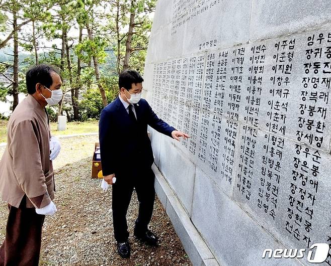 전북 부안군 위도 위령탑보존회(회장 신명)는 10일 위도면에서 '서해훼리호 참사' 희생자를 추모하고 넋을 기리는 제28주기 서해훼리호 참사 추모 위령제를 거행했다.  권익현 군수와 신명 위령탑 보존회장이 위령탑에 세겨진 희생자들의 이름이 보며 추모하고 있다.  © 뉴스1