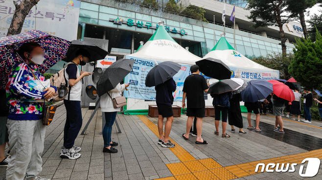 서울 용산구보건소에 마련된 코로나19선별진료소에서 시민들이 줄 서 있다. 2021.10.8/뉴스1 © News1 안은나 기자