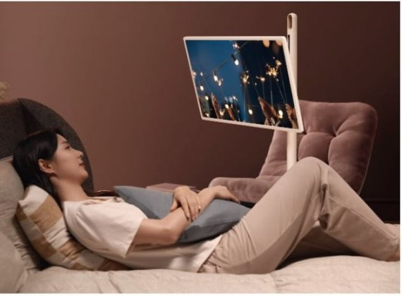 LG전자의 '스탠바이미'는 이동형 스탠드에 디스플레이가 부착된 일종의 TV 제품으로 이동이 자유로워 큰 인기를 끌고 있다. LG전자 제공