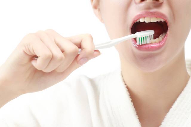 간헐적이라도 칫솔질할 때 피가 나면 치과에 가서 잇몸 상태를 진단해 봐야 한다./클립아트코리아 제공