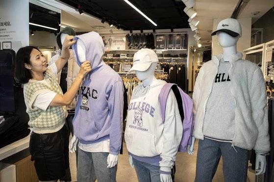 바디포지티브 캠페인을 진행하는 유튜버 치도가 7일 오전 스파오 코엑스몰점에서 중앙일보와 인터뷰를 하고 있다. 가운데 두 마네킹이 대한민국 평균 사이즈를 반영해 만든 일명 '차별 없는 마네킹'이다. 장진영 기자