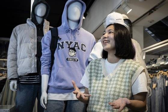 바디포지티브 캠페인을 진행하는 유튜버 치도가 7일 오전 스파오 코엑스몰점에서 중앙일보와 인터뷰를 하고 있다. 장진영 기자