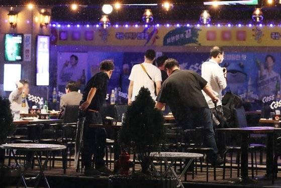 지난달 서울 종로구 종로3가 한 주점에서 오후 10시가 되자 시민들이 거리로 나오고 있다. 뉴스1