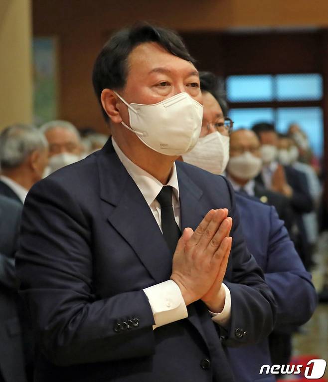 (단양=뉴스1) 장수영 기자 = 윤석열 국민의힘 대선 예비후보가 8일 충북 단양군 구인사에서 열린 천태종 2대 종정 대충대종사 제28주기 열반다례법회에 참석하고 있다. 2021.10.8/뉴스1