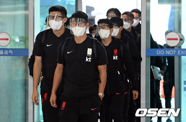 [OSEN=인천국제공항, 조은정 기자] 벤투 감독이 이끄는 축구대표팀이 2022 국제축구연맹(FIFA) 카타르 월드컵 최종예선 이란전을 치르기 위해 9일 오후 인천국제공항을 통해 이란 테헤란으로 출국했다.축구대표팀이 출국장으로 향하고 있다. 2021.10.09 /cej@osen.co.kr