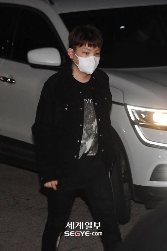 무면허 운전 및 경찰관 폭행 혐의로 입건된 장제원 국민의힘 의원의 아들 래퍼 장용준(노엘)이 지난달 30일 오후 피의자 신분으로 서울 서초경찰서에 출석해 조사실로 이동하고 있다. 한윤종 기자