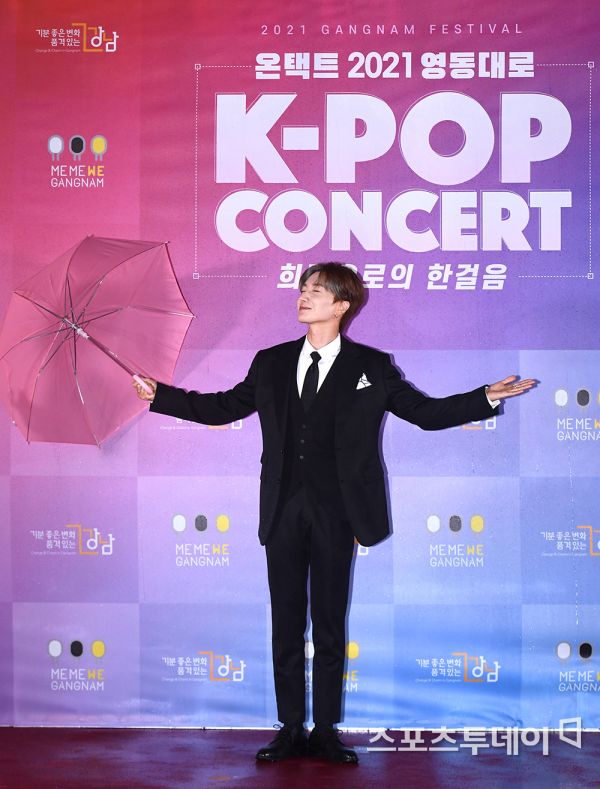 The K-POP concert was held at COEX, Samsung-dong, Gangnam-gu, Seoul on the afternoon of the 10th.Singer Leeteuk is stepping on the red carpet at the photo wall event that preceded the performance. 2021.10.10.
