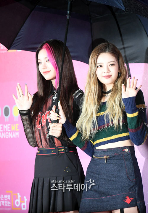 Singer ITZY has a photo time at the K-POP concert One Step to Hope at Ontak 2021 Yeongdongdae in COEX, Seoul, on the afternoon of the 10th.