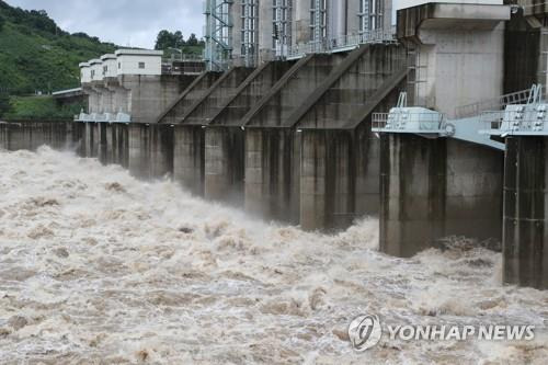 군남댐 방류 모습 
[기사 내용 시점과 직접 관련 없음. 연합뉴스 자료사진]