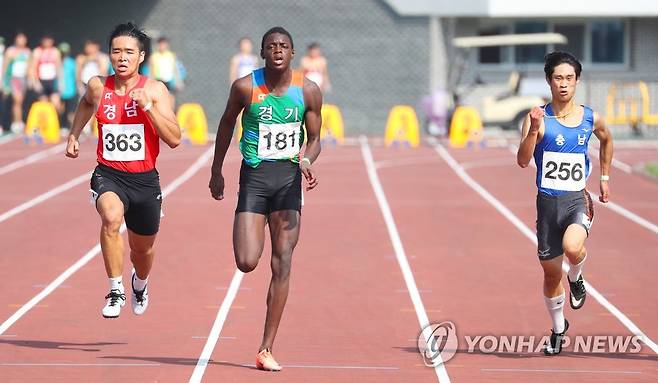 '질주하는 비웨사' (구미=연합뉴스) 김현태 기자 = 10일 경북 구미 시민운동장에서 열린 제102회 전국체육대회 고등부 남자 100ｍ 예선에서 남자 단거리 유망주 비웨사 다니엘 가사마(원곡고·가운데)가 질주하고 있다. 2021.10.10 mtkht@yna.co.kr