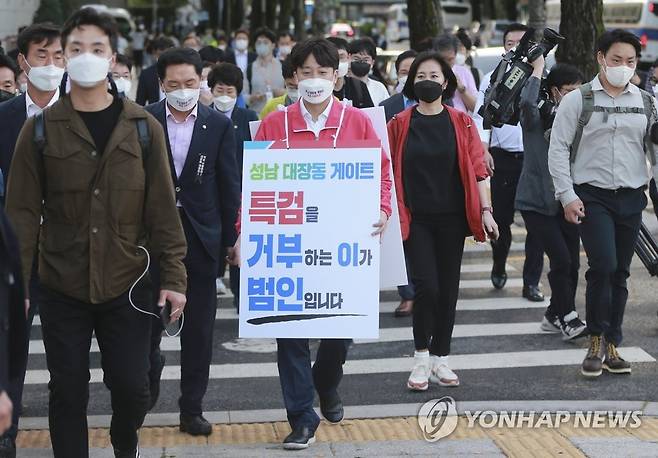 특검 도입 촉구 도보 투쟁하며 청와대 분수광장으로 들어서는 이준석 (서울=연합뉴스) 국민의힘 이준석 대표가 6일 '대장동 의혹 진상 규명을 위한 특검' 도입 촉구 도보 투쟁을 하며 서울 종로구 청와대 분수광장으로 들어서고 있다. 2021.10.6 [국회사진기자단] toadboy@yna.co.kr