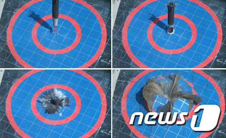 시험바랏에서 목표물을 정확히 타격하는 탄도미사일. (국방부 제공) 2021.9.15/뉴스1 © News1 이성철 기자