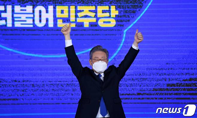 더불어민주당 이재명 대선 경선 후보가 10일 서울 올림픽공원 SK핸드볼경기장에서 열린 서울 합동연설회 및 3차 슈퍼위크 행사에서 더불어민주당 대선 후보로 확정된 후 엄지손가락을 들어보이고 있다. 2021.10.10/뉴스1 © News1 경기사진공동취재단