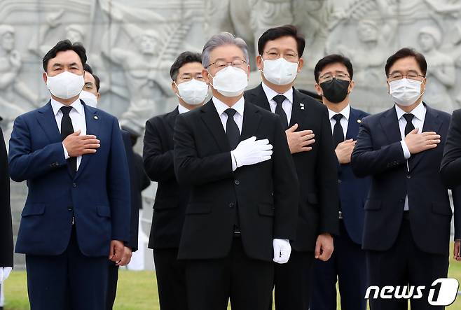 이재명 더불어민주당 대선 후보가 송영길 대표를 비롯한 당직자들과 함께 11일 국립대전현충원 현충탑 참배 후 국기에 대한 경례를 하고 있다. ©News1 김기태 기자