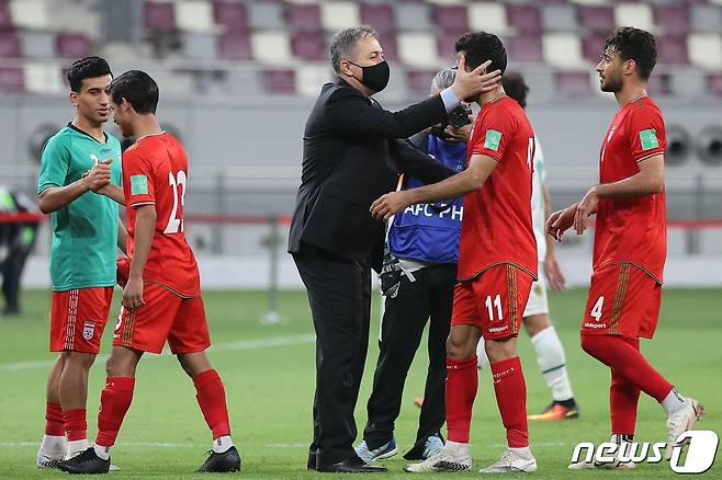 한국전에서 자신감을 나타낸 이란의 드라간 스코치치 감독. © AFP=뉴스1