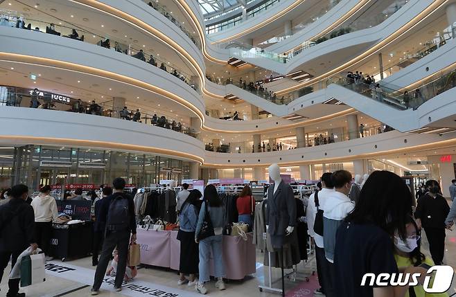 한글날 대체휴무일인 11일 오후 서울 한 쇼핑몰이 많은 시민들로 북적이고 있다.© News1 송원영 기자
