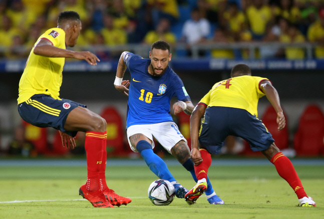 브라질의 네이마르(가운데)가 콜롬비아와의 원정경기에서 드리블을 하고 있다. 바란퀼라|로이터 연합뉴스