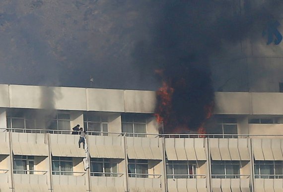 지난 2018년 1월 21일 아프가니스탄 카불의 인터콘티넨탈 호텔 발코니에서 손님들이 무장 괴한의 총격을 피해 달아나고 있다.로이터뉴스1