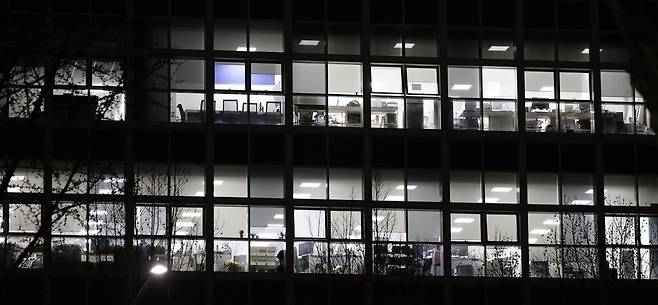 2018년 4월 늦은 밤 불이 켜져있는 에스티유니타스 사옥. <한겨레> 자료사진