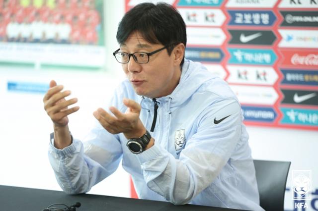 황선홍 23세 이하(U-23) 축구대표팀 감독이 11일 경기 파주NFC에서 열린 비대면 기자회견에서 발언하고 있다. 대한축구협회 제공