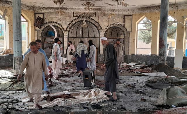8일 자살 테러가 발생한 아프가니스탄 북동부 쿤두즈의 한 시아파 모스크에서 사람들이 건물 내부 정리 작업을 하고 있다. 쿤두즈=AP 연합뉴스