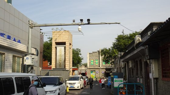 지난 8일 찾아간 베이징 둥청구 “격자망화 서비스 관리센터”가 위치한 첸량후퉁 골목에 폐쇄회로카메라(CCTV)가 행인을 감시하고 있다. 중국 도시와 농촌을 사방 100m의 바둑판 격자로 나눠 관리원을 임명해 감시 통제하는 ‘격자망 관리센터’는 2004년 이곳에서 시작됐다. 신경진 기자