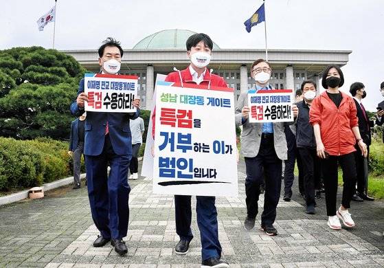 이준석 국민의힘 대표가 6일 국회에서 '이재명 대장동 게이트 특검 촉구' 기자회견을 마친 후 특검 도입을 촉구하는 도보투쟁을 위해 국회를 나서고 있다. 이 대표는 여의도역과 공덕역, 광화문광장을 거쳐 청와대 앞 분수대까지 걸어갈 예정이다. 임현동 기자