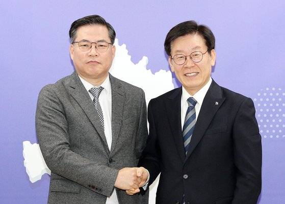 유동규 전 성남도시개발공사 기획본부장(왼쪽)과 이재명 경기도지사. 사진 경기도