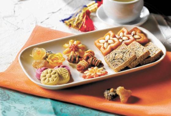 ‘엿강정’으로 대한민국식품명인 제33호로 지정된 박순애 명인의 한과. 왼쪽부터 인삼정과(인삼꽃·위)와 다식, 타래과, 매작과, 약과(위)와 깨강정 등 한과에는 다양한 종류가 있다.