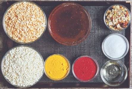 엿강정은 튀밥에 조청을 버무려 만든다. 현미 튀밥과 멥쌀 튀밥(맨 왼쪽 위·아래), 조청(윗줄 가운데)을 기본으로 단호박·비트(아랫줄 가운데) 가루를 넣어 색을 내고 견과류 등을 곁들여 맛과 영양을 더한다.