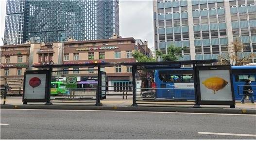 종로2가의 정류장에 전시중인 노세환 작가의 〈meltdown〉 시리즈. [사진 홍미옥]