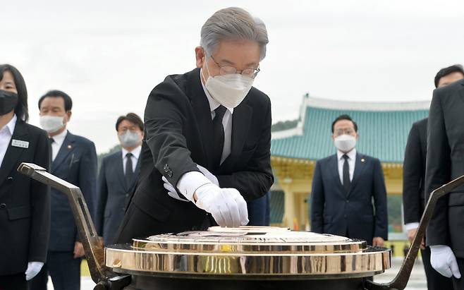 이재명 더불어민주당 대통령 후보가 11일 오전 국립대전현충원 참배를 시작으로 대선후보 공식 일정에 돌입했다. 이날 이 후보가 대전현충원 현충탑에 참배하고 있다. 프리랜서 김성태