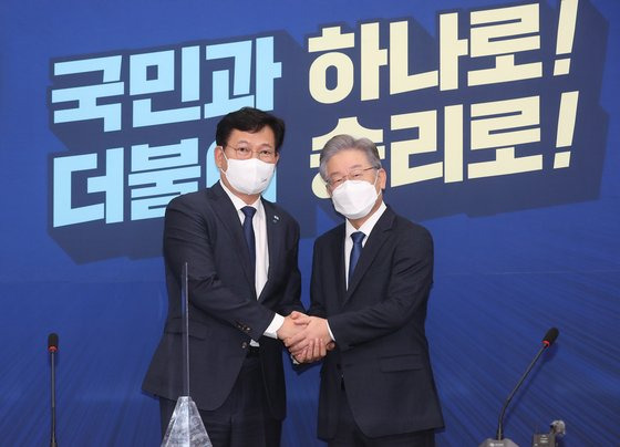송영길 더불어민주당 대표(왼쪽)와 제20대 대통령후보로 선출된 이재명 경기도지사가 11일 오후 서울 여의도 국회에서 열린 ‘당지도부-더불어민주당 대통령 후보 상견례’에 참석해 손을 맞잡고 있다. 뉴스1