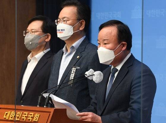 국민의힘 공명선거추진단장인 김재원 최고위원이 11일 서울 여의도 국회 소통관에서 황교안 전 대표가 제기한 대선 경선 부정선거 의혹과 관련해 결과를 발표하고 있다. [국회사진기자단]