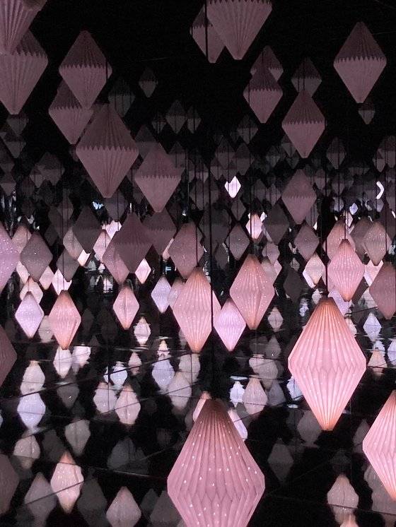 우주 속에 들어온 듯한 착각을 불러일으키는 ‘스타’ 테마관. 보라색의 페이퍼 아트가 정말 아름답다. 코로나19 전 여행갔던 치앙마이 축제에서의 한 순간이 떠올라 황홀했다. [사진 심규원]