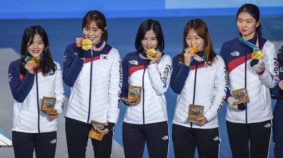 2018평창동계올림픽 여자 쇼트트랙 3000m 계주에서 금메달을 차지한 한국 심석희(오른쪽부터), 최민정, 김예진, 김아랑, 이유빈이 21일 오후 강원도 평창 메달플라자에서 열린 시상식에서 포즈를 취하고 있다. 연합뉴스