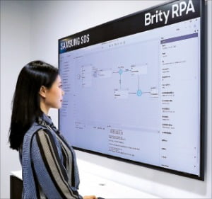 삼성SDS 직원이 ‘브리티 RPA’의 업무 자동화 과정을 확인하고 있다.  삼성SDS 제공