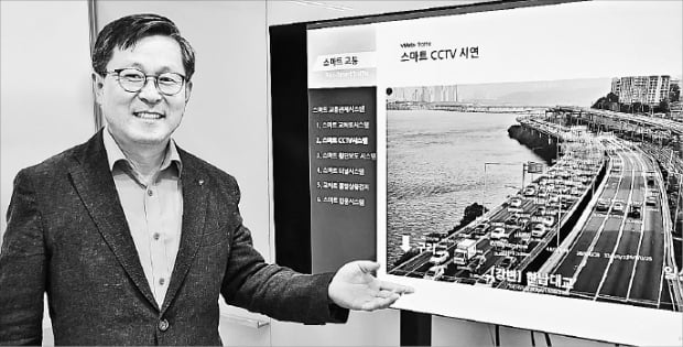 안순현 렉스젠 대표가 자사의 ‘스마트 교통 관제’ 시스템을 소개하고 있다. 김동현 기자