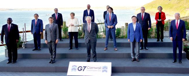 G7 정상회의 참석차 영국을 방문한 문재인 대통령이 지난 6월12일(현지시간) 영국 콘월 카비스베이 양자회담장 앞에서 스가 일본 총리를 비롯한 참가국 정상들과 기념사진을 촬영하고 있다. 콘월｜연합뉴스