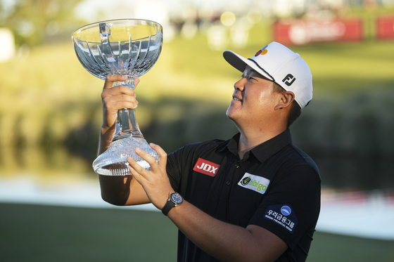 Im Sung-jae celebrates his victory at the Shriners Children's Open on Sunday, Oct. 10, at TPC Summerlin in Las Vegas. Im carded a 24-under-par to win by four strokes. [AP/YONHAP]