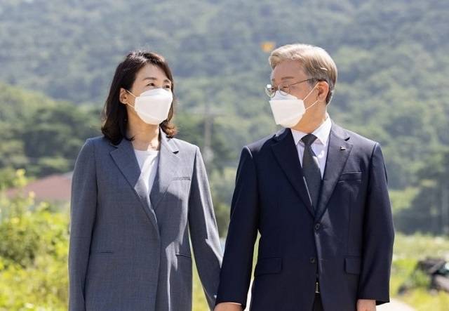 장인어른 고향 방문한 민주당 이재명 경기도지사. 연합뉴스