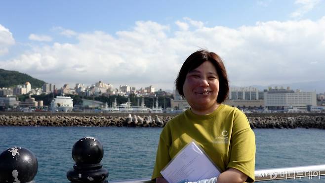 제주 바다에서 활짝 웃는 김민혜씨(36). 제주에 살면서도 이렇게 오는 게 오랜만이라고 했다. 그가 원할 때 언제든 맘 편히 바람을 쐬러 올 수 있기를 바랐다. 그저 한 사람으로 온전히 바라봐주기를./사진=이주아 머니투데이 PD