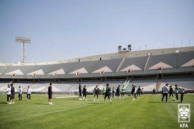 파울루 벤투 감독이 이끄는 한국 축구 국가대표팀이 이란과 2022 카타르 월드컵 최종예선을 하루 앞둔 11일 테헤란의 아자디 스타디움에서 공식 훈련을 하고 있다. 대한축구협회 제공