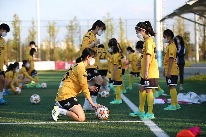 세종스포츠토토 유소녀 축구교실 회원들과 특별 훈련을 진행하고 있는 스포츠토토여자축구단 선수들