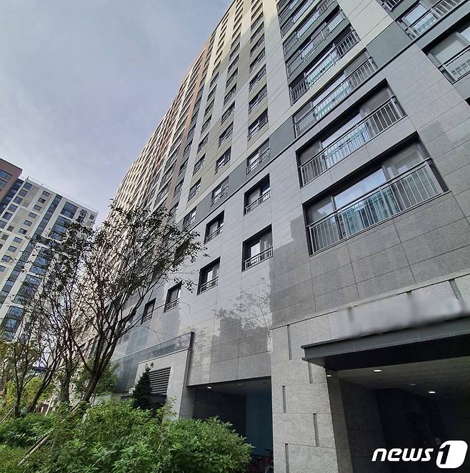 대장동 개발사업 특혜의혹의 핵심인물인 정영학 회계사의 가족으로 추정되는 A씨가 소유한 성남시 대장동 A12지구의 아파트 모습. © 뉴스1